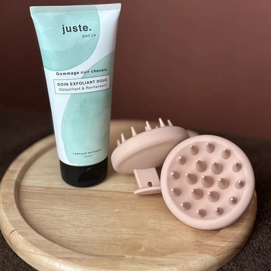 Tube de soin exfoliant doux et deux brosses de massage du cuir chevelu