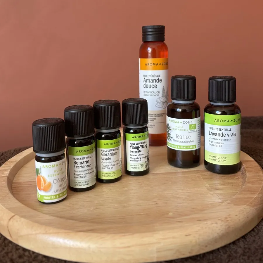 Flacons d'huiles essentielles : romarin, ylang-ylang, lavande vraie, amande douce